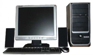 Un ejemplo típico de ordenador multimedia. La pantalla lleva altavoces incorporados y aparte, el equipo lleva altavoces externos para aumentar la calidad del sonido.