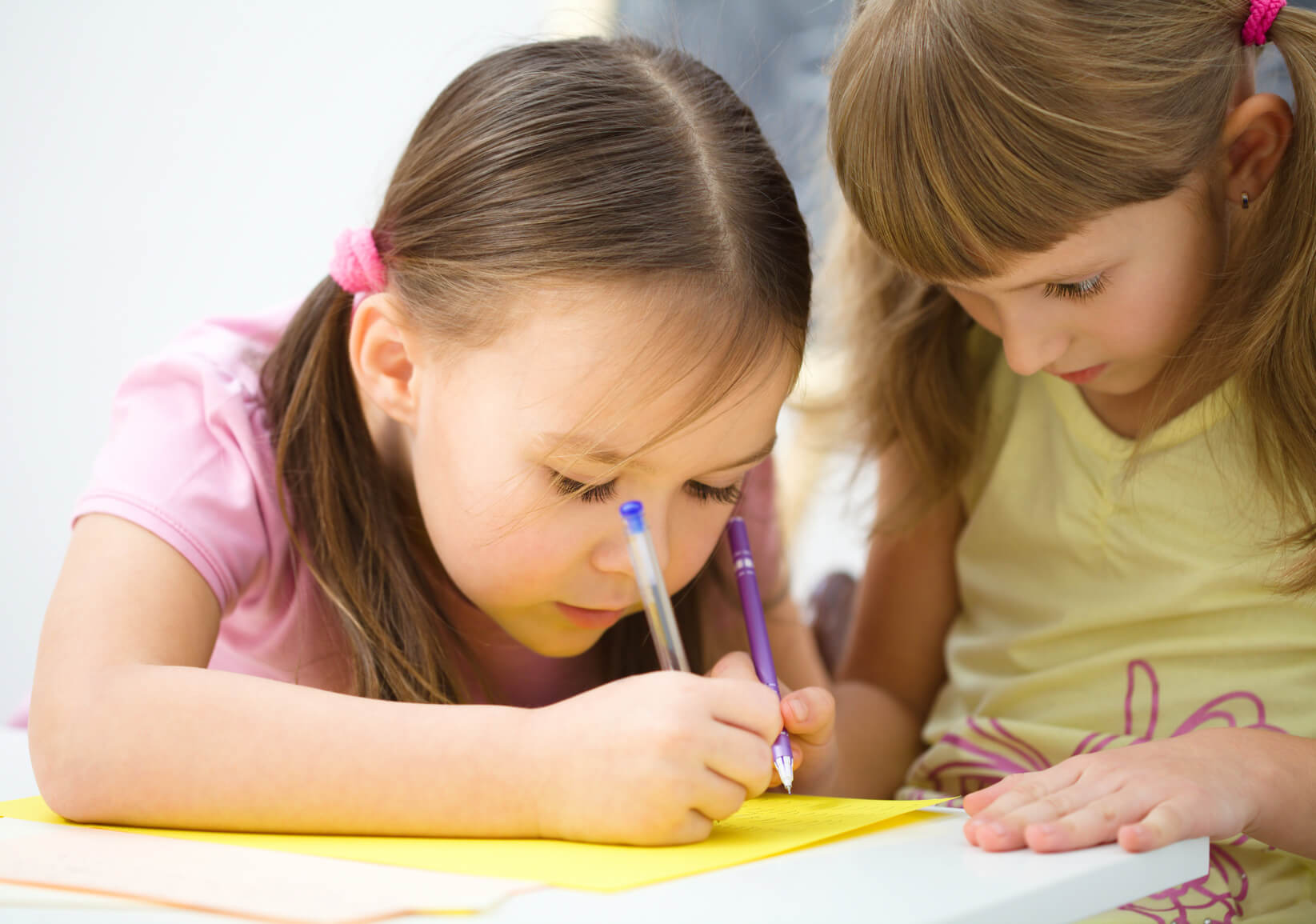 Можно взять ручку. Девочка пишет ручкой. Девочка пишет ручкой картинка для детей. Девочка пишет уроки. Девочка пишет старается.